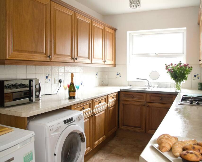 City Centre 4 Bedroom House Винчестер Экстерьер фото